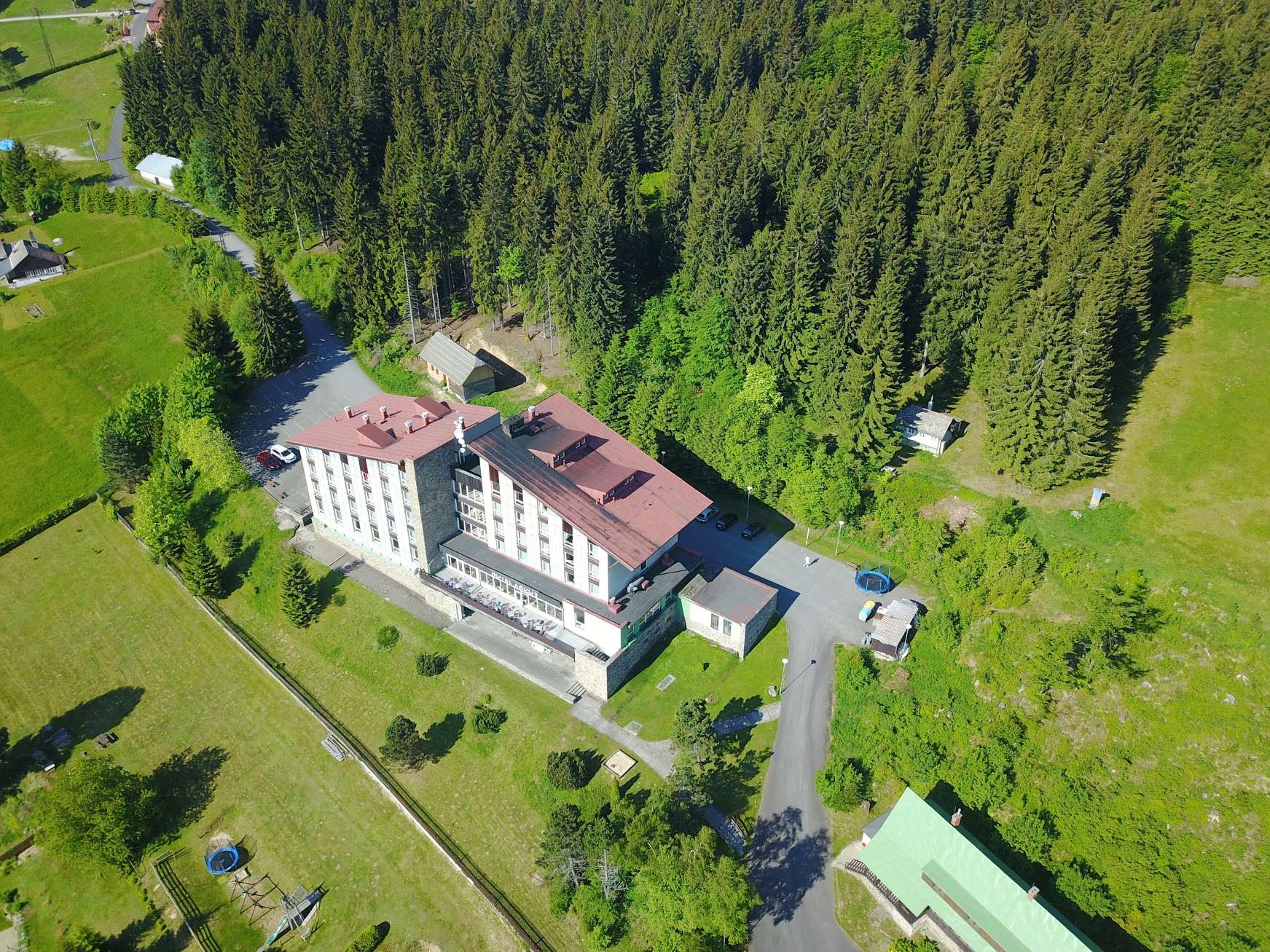 Jarní letecký pohled na hotel Zadov