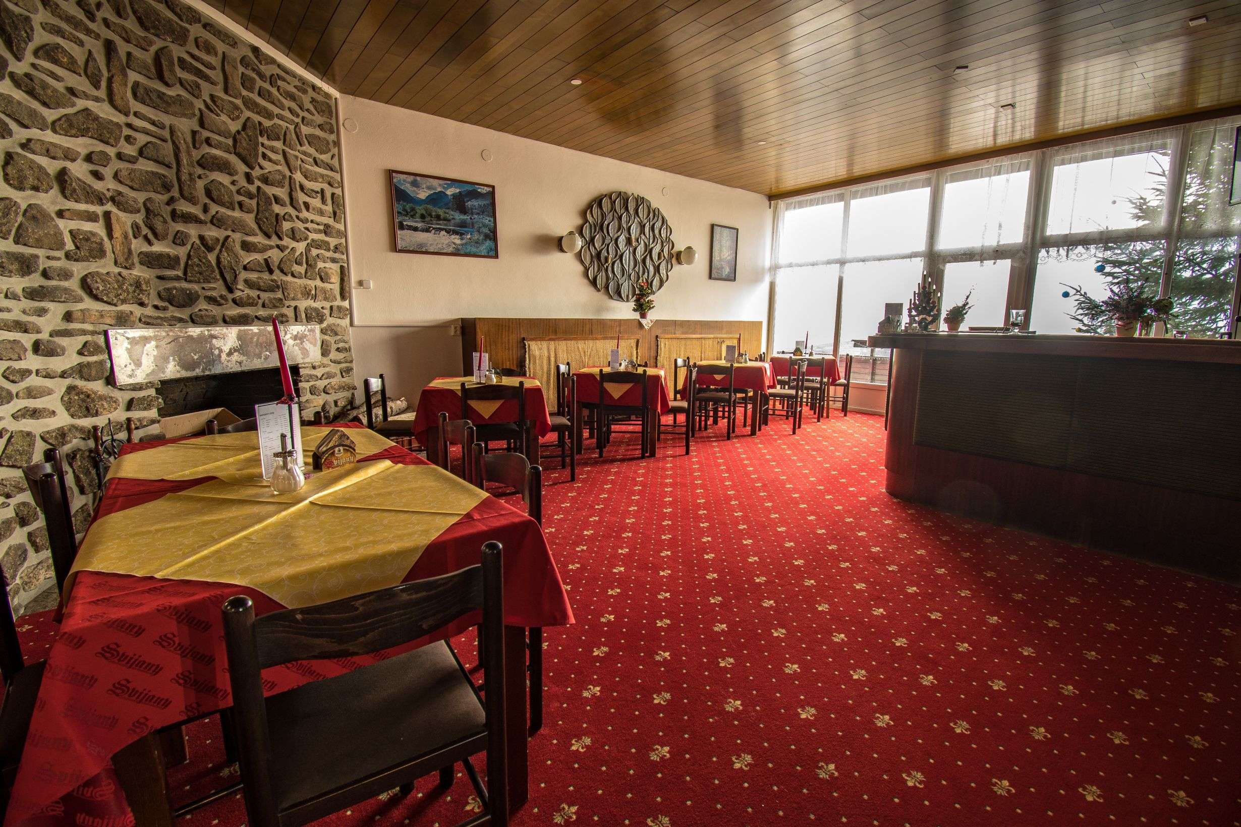 Bar s posezením u krbu