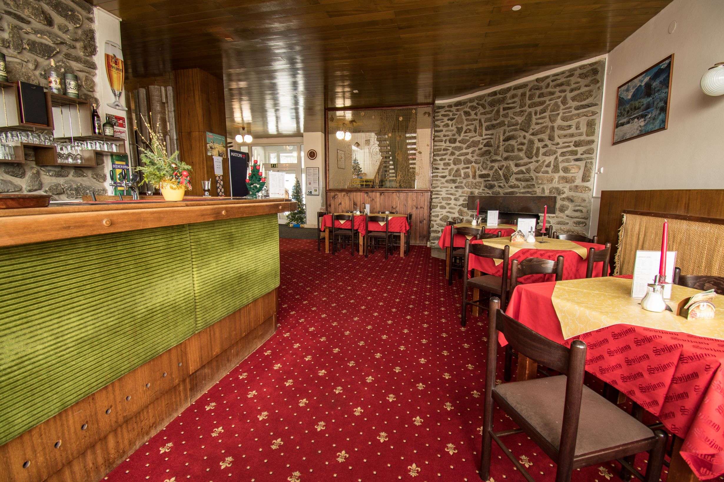 Bar s posezením u krbu