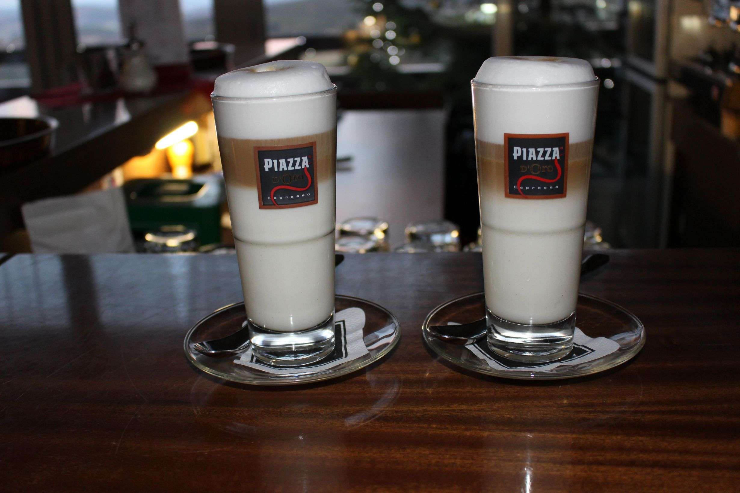 Bar s posezením u krbu