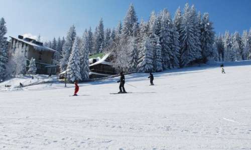 Zimní pohled na hotel Zadov s vlekem přímo u hotelu