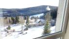 Výhled na skiareál Zadov z pokoje hotelu Zadov v zimě