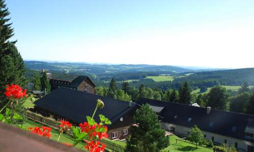 Letní výhled z terasy hotelu Zadov