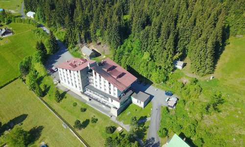 Jarní letecký pohled na hotel Zadov